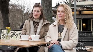 Ersties Amanita und Sally D beim lesbischen Date mit H hepunkt