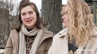 Ersties Amanita und Sally D beim lesbischen Date mit H hepunkt