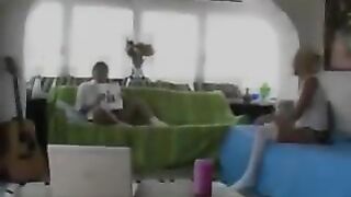 de jolie ecoliere en jupe se branle et pisse dessus