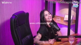 Internet-famous teen measures her pussy in the Californiatv.com.br studio