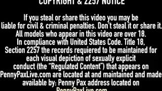 Riley reid y Penny juegan con dildo