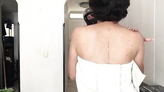 I seduce the delivery man to fuck my ass