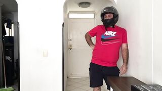 I seduce the delivery man to fuck my ass