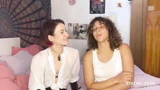 Ersties - Domina Flora wird von Kätzchen July geleckt