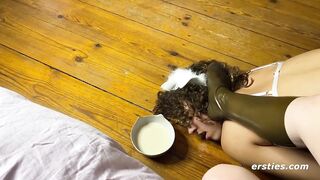 Ersties - Domina Flora wird von Kätzchen July geleckt