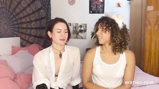 Ersties - Domina Flora wird von Kätzchen July geleckt