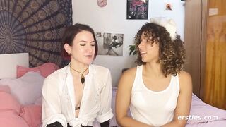 Ersties - Domina Flora wird von Kätzchen July geleckt