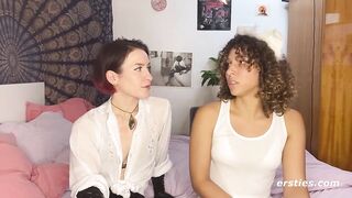 Ersties - Domina Flora wird von Kätzchen July geleckt