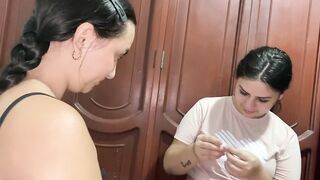 follo con mi amiga después de hacer tareas del colegio