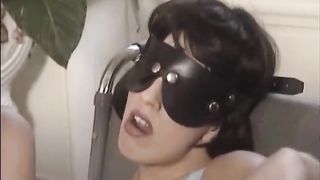 fisting large lipped pusy