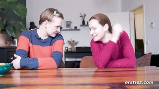 Ersties - Pornoproduzentin Sally B trifft heißes Fan Girl Emma K