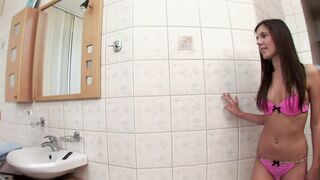 Marta e Tiffany they fist and masturbate full of oil in the bathroom