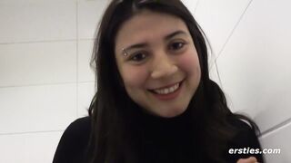 Ersties - Lesbischer Spaß mit Vibro-Eier in der Umkleide und versteckt in der Ubahn