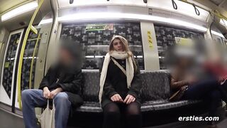 Ersties - Lesbischer Spaß mit Vibro-Eier in der Umkleide und versteckt in der Ubahn