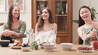 Ersties - Doppelte Dildo Penetration im lebischen Gruppensex