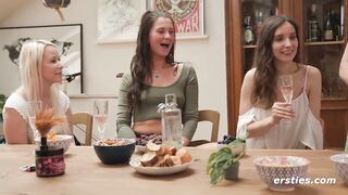 Ersties - Doppelte Dildo Penetration im lebischen Gruppensex