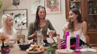 Ersties - Doppelte Dildo Penetration im lebischen Gruppensex