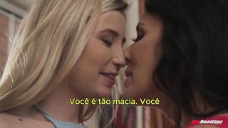 Chefe lésbica MILF ama sua nova funcionária gostosa [LEGENDADO]