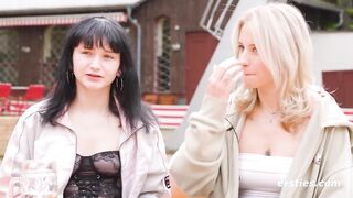 Ersties - Lesbische Leckspiele mit Sprühsahne und Erdbeeren