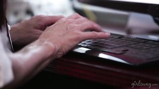 India Summer loves Sara Luvv's soft feet