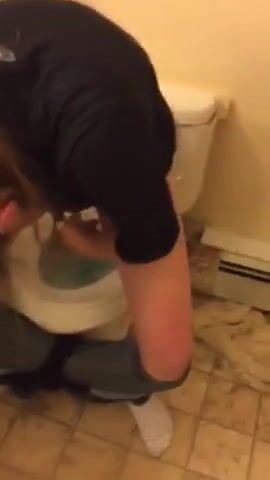 Girl Drinking Pee Porn
