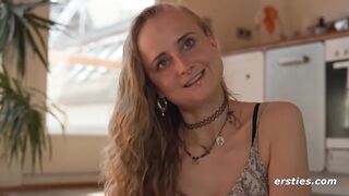 Ersties - Heiße Körpersilhouette in Latexbody und Höhepunkt mit Glasdildo
