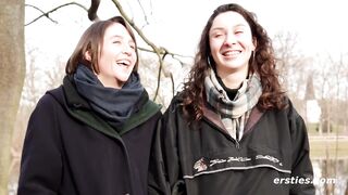 Ersties - Charlie L und Axelle nehmen zusammen ein heißes Bad