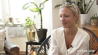 Ersties - Die atemberaubende Gabi verführt sich selbst auf der Couch