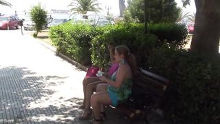 Nackt auf der Strandpromenade mit Eis - Teil 1