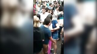 Novinhas se pegando em publico