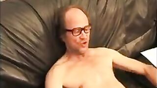 Jeune blonde francaise baisee par un vieux