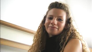 junge brunette schoenheit fingert sich vor der kamera