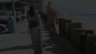 Les amateur teen licking while toying pussy