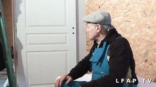 Mature francaise grave sodomisee dans un gangbang avec Papy