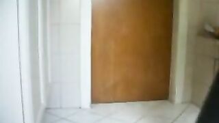 Freundin pisst im engen Lederrock und Gummistiefel