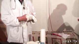 Femme fontaine cougar sodomisee et fistee grave chez le doc