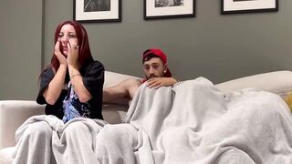 Tan trola mi amiga Syndelok! Se la chupa a mi novio NoahPells mientras estoy distraída Cuchi Laino