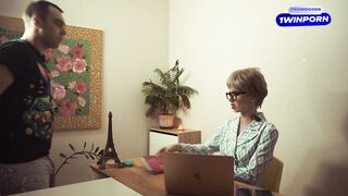 Голодная милфа начальница заставила отлизать и отсосала (3 серия)