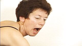 Notgeile Oma will vom jungen Nachbarn gefickt werden!