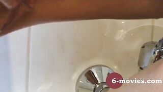 6-movies.com - 2 junge Lesben im Bad duschen und pissen - 