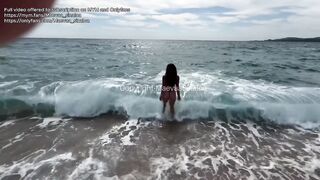 REAL AMATEUR - I fuck my best friend on a public beach and creampie her pussy