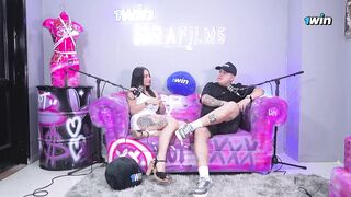 sarafilms Podcast se sale de control y me masturbo el culo con juguete anal (PREGUNTAS INCOMODAS)xxx