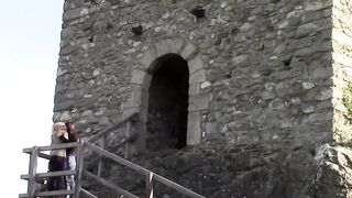Lesben haben Sex draussen vor der Burg!