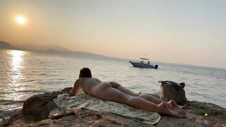 I asked a stranger to put me some sunscreen on a nudist beach