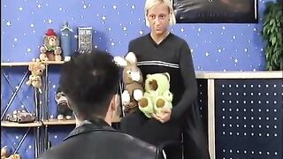 Strassenflirts: Teeny mit kurzen, bonden Haaren