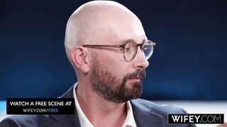 WIFEY Gorgeous Fit Hotwife Serenity Cox Gets Huge Creampie In Threesome