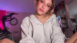 Mommy wants ur CUM (stinky feet tease)