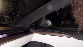 GIOVANE TROIA ha voglia di cazzo, SUO MARITO cuck LA FA SCOPARE CON UNO SCONOSCIUTO in auto!