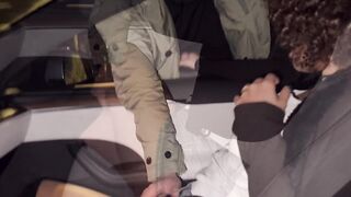 GIOVANE TROIA ha voglia di cazzo, SUO MARITO cuck LA FA SCOPARE CON UNO SCONOSCIUTO in auto!