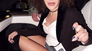 GIOVANE TROIA ha voglia di cazzo, SUO MARITO cuck LA FA SCOPARE CON UNO SCONOSCIUTO in auto!